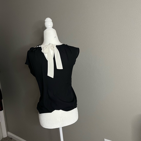 Cute bow-back top in black and white. Size XS but would fit a size S - Picture 3 of 6